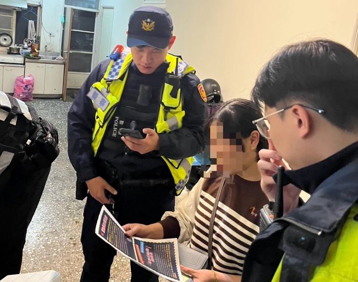 清樓+擴檢 板橋警雙管齊下強化治安 15 《圖說》板橋警反詐騙、防竊等犯罪預防宣導。〈板橋分局提供〉