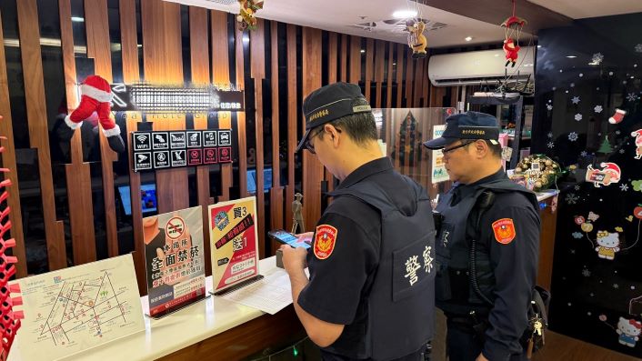 清樓+擴檢 板橋警雙管齊下強化治安 16 《圖說》《圖說》板橋警強化轄區治安、有效防制各類犯罪,同步展開「清樓專案」,並結合「擴大臨檢」。〈板橋分局提供〉