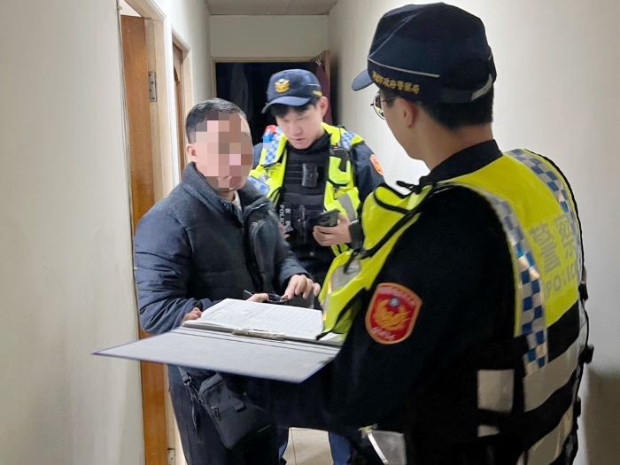 清樓+擴檢 板橋警雙管齊下強化治安 18 《圖說》板橋警加強出入人口複雜、流動頻繁之社區大樓、出租套房查訪與盤查。〈板橋分局提供〉