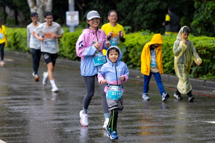 打造全家歡樂盛會 祈福RUN林口 4千人熱烈響應 11 《圖說》熱血母女檔阻力戰2025祈福路跑。〈林口區公公所提供〉