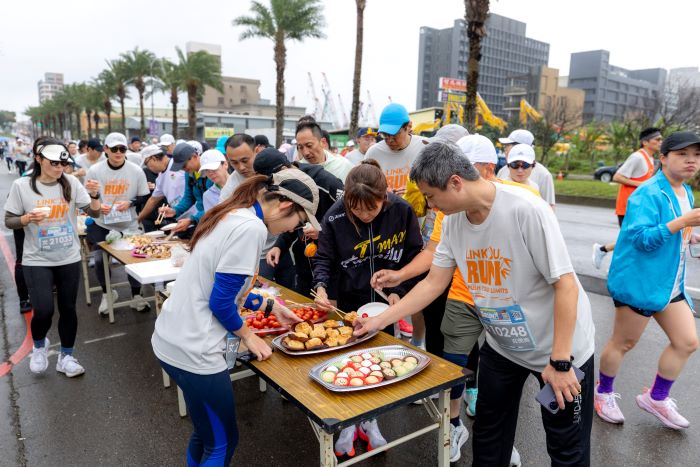 打造全家歡樂盛會 祈福RUN林口 4千人熱烈響應 13 《圖說》2025祈福路跑總共7個補給站,內容超在地超彭湃。〈林口區公公所提供〉