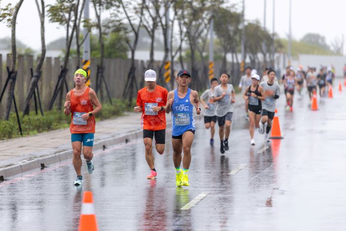 打造全家歡樂盛會 祈福RUN林口 4千人熱烈響應 10 《圖說》跑者在冬季中仍然熱情開跑,每位跑者都是「防水材質」。〈林口區公公所提供〉