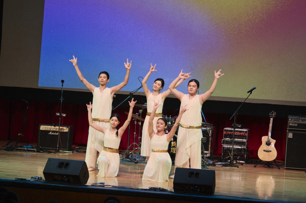 台灣公益聯盟《築夢之聲》 台灣「首創」多感官沉浸式身障公益音樂會 10 %E6%9E%97%E9%9D%96%E5%B5%90%E8%81%BD%E9%9A%9C%E8%88%9E%E8%B9%88%E5%9C%98%E7%94%B1%E4%BA%94%E4%BD%8D%E8%81%BD%E9%9A%9C%E8%88%9E%E8%80%85%E7%B5%84%E6%88%90%EF%BC%8C%E8%88%9E%E8%80%85%E4%BB%A5%E8%BA%AB%E9%AB%94%E6%84%9F%E5%8F%97%E5%9C%B0%E6%9D%BF%E9%9C%87%E5%8B%95%EF%BC%8C%E5%B0%87%E7%AF%80%E5%A5%8F%E8%BD%89%E5%8C%96%E7%82%BA%E8%82%A2%E9%AB%94%E8%AA%9E