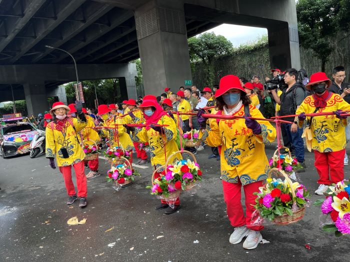 三重天后宮建宮70週年 土庫媽來贊境 20 《圖說》三重天后宮慶祝建宮70週年遶境,土庫順天宮媽祖也前來贊境,繡旗隊、花擔陣容龐大。〈民政局提供〉