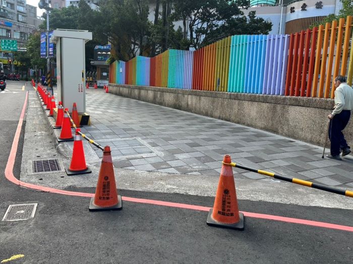 新北廢棄地下道秒變滯洪池 防洪戰力累計891噸 20 《圖說》滯洪池完成後僅保留必要維修孔,在不影響行人通行下,於地底守護城市安全。〈水利局提供〉