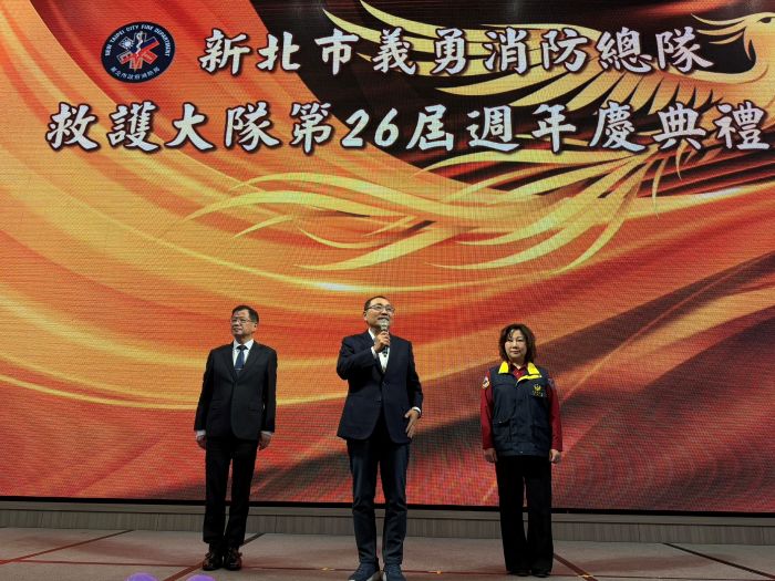 新北義消救護大隊26週年慶 侯:不可或缺角色值得喝采 6 《圖說》市長侯友宜表示,新北市救護義消扮演著不可或缺的角色,值得全體社會大眾給予肯定及喝采,左一 消防局長陳崇岳。〈消防局提供〉
