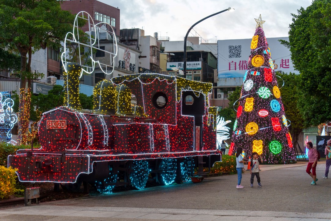 淡水歡度聖誕! 浪漫燈飾陪您溫馨迎新年 12 %E6%B7%A1%E6%B0%B4%E8%80%81%E8%A1%97%E5%BB%A3%E5%A0%B4%E8%81%96%E8%AA%95%E7%87%88%E9%A3%BE