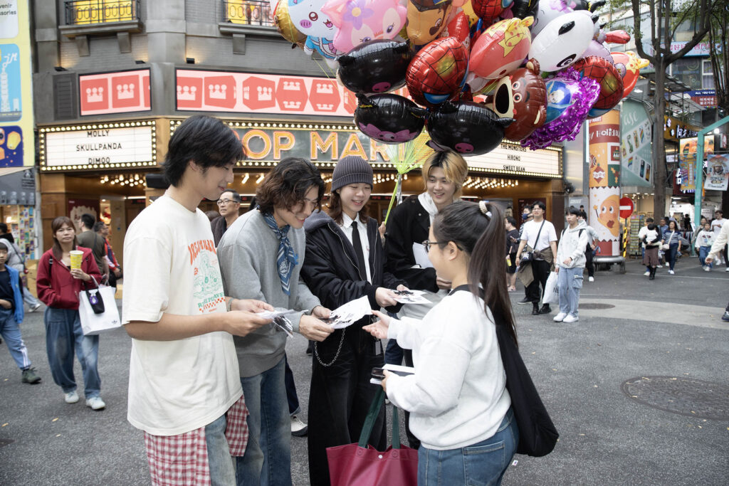 「新人之最」PALLAS稱霸跨年!〈下天堂〉6天17萬點閱 師奶包圍搶簽合照 39 %E6%BC%A2%E5%A0%A1FAMA%E5%A4%A7%E5%AF%B6%E5%B0%8F%E8%91%B5