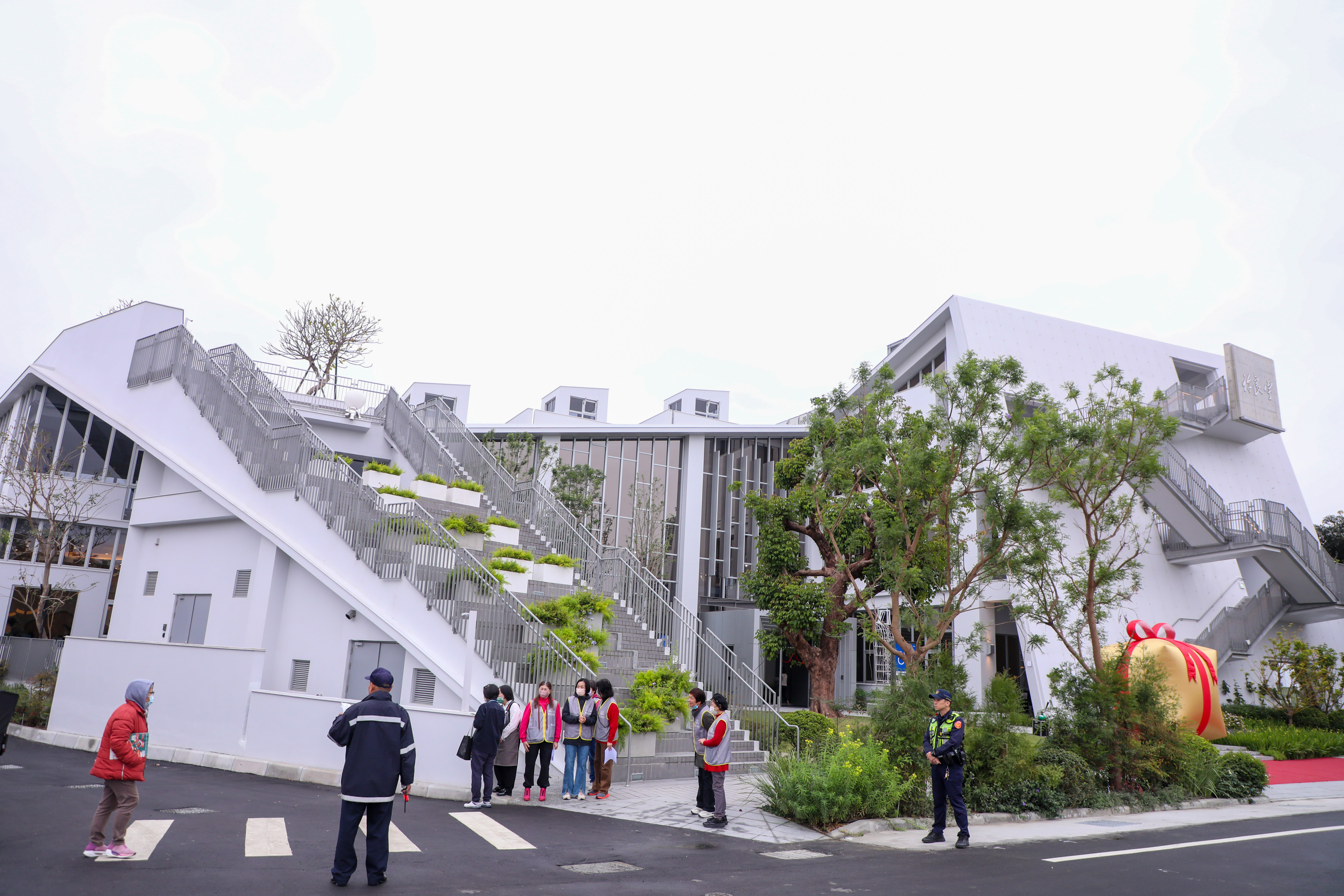 慈善的光環與制度缺失陰影? 東勢圖書館揭示文化資源失衡 慈善的光環與制度缺失陰影? 東勢圖書館揭示文化資源失衡