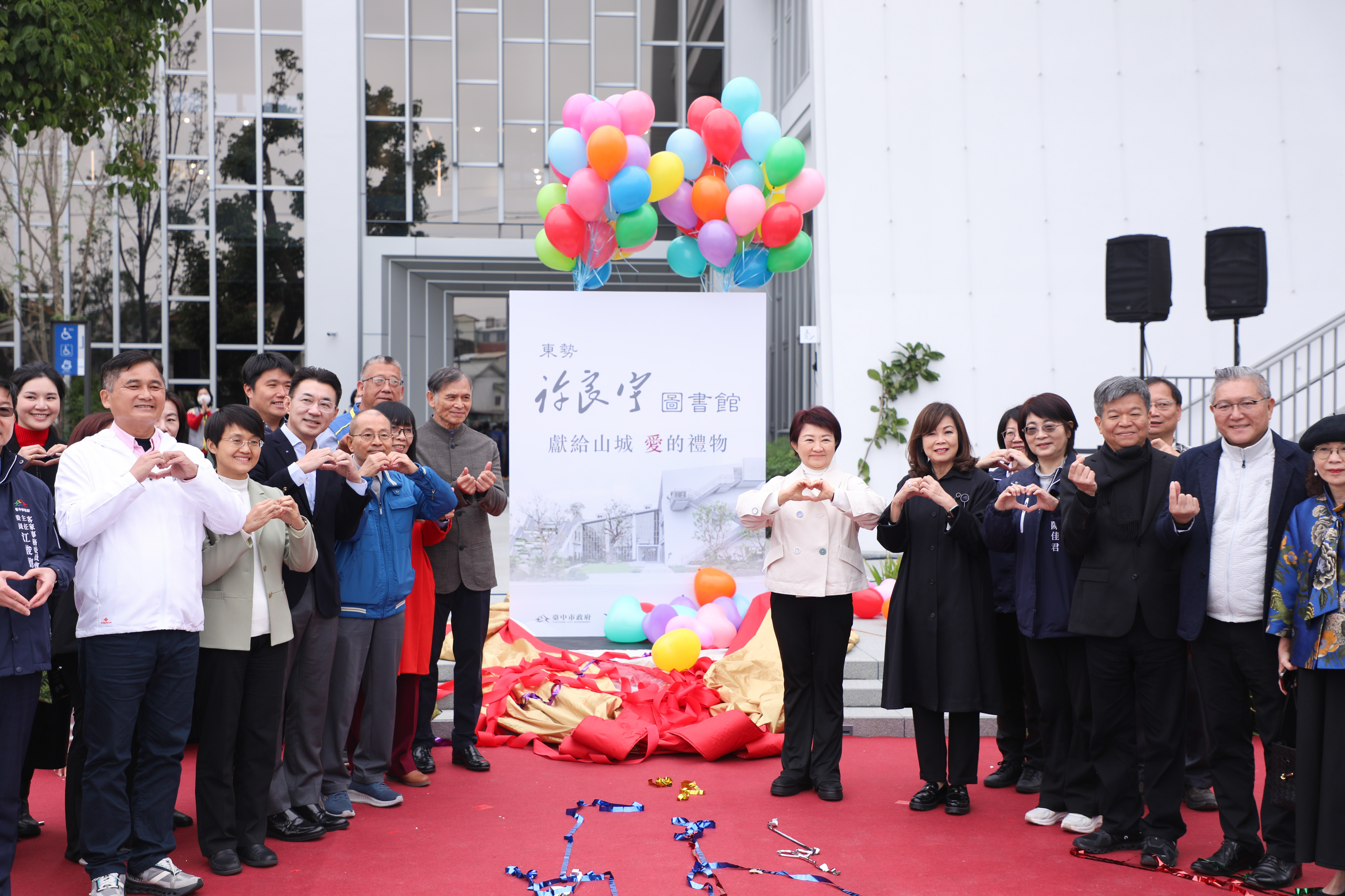 慈善的光環與制度缺失陰影? 東勢圖書館揭示文化資源失衡 慈善的光環與制度缺失陰影? 東勢圖書館揭示文化資源失衡
