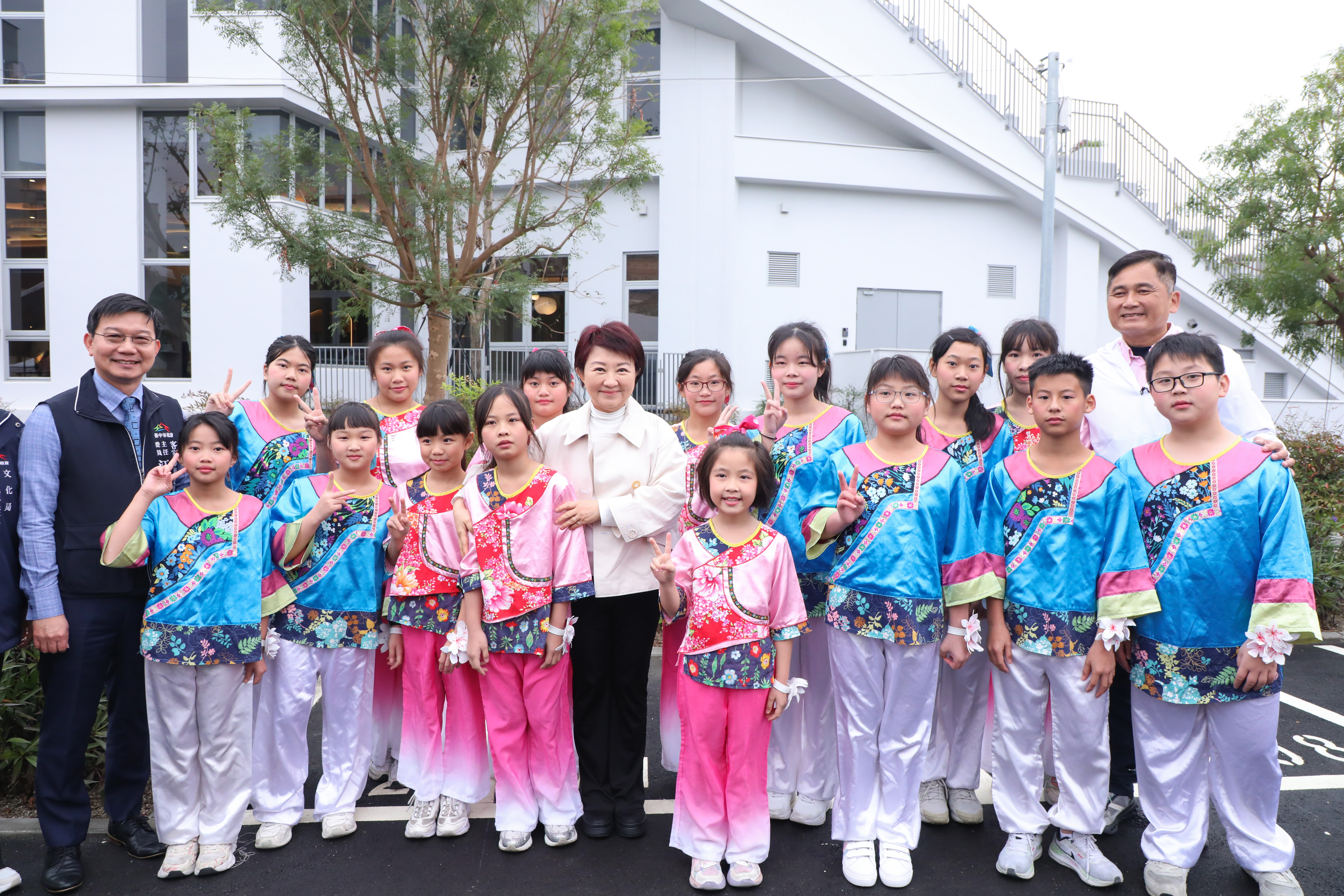 慈善的光環與制度缺失陰影? 東勢圖書館揭示文化資源失衡 慈善的光環與制度缺失陰影? 東勢圖書館揭示文化資源失衡