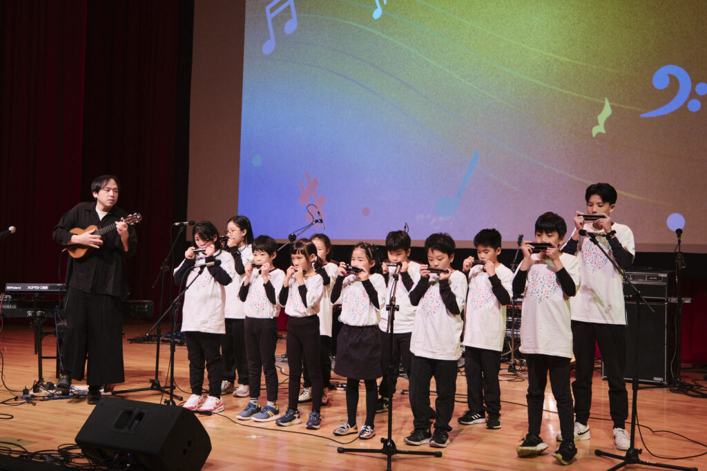 台灣公益聯盟《築夢之聲》 台灣「首創」多感官沉浸式身障公益音樂會 9 %E7%94%B1%E5%9C%8B%E9%9A%9B%E5%8F%A3%E7%90%B4%E4%B8%96%E7%95%8C%E5%86%A0%E8%BB%8D%E6%9D%8E%E8%AE%93%E8%80%81%E5%B8%AB%E8%88%87%E6%9B%B9%E4%BF%AE%E9%8A%98%E8%80%81%E5%B8%AB%E6%8C%87%E5%B0%8E%E7%9A%84 joy91 %E5%85%92%E5%B0%91%E5%8F%A3%E7%90%B4%E6%A8%82%E5%9C%98%EF%BC%8C%E8%87%AA 2022 %E5%B9%B4%E7%96%AB%E6%83%85%E5%BE%8C%E6%88%90