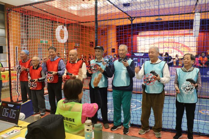 新北首屆青銀無人機足球賽 長輩大展身手不含糊 7 《圖說》永和民權社區健康隊(左)和快樂隊PK,最後裁判說雙方6比6 戰成平手。〈社會局提供〉