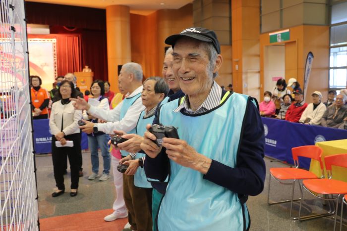 新北首屆青銀無人機足球賽 長輩大展身手不含糊 8 《圖說》永和民權據點外號「多啦A夢」的韓大雄,操作無人機足球一點都不含糊。〈社會局提供〉