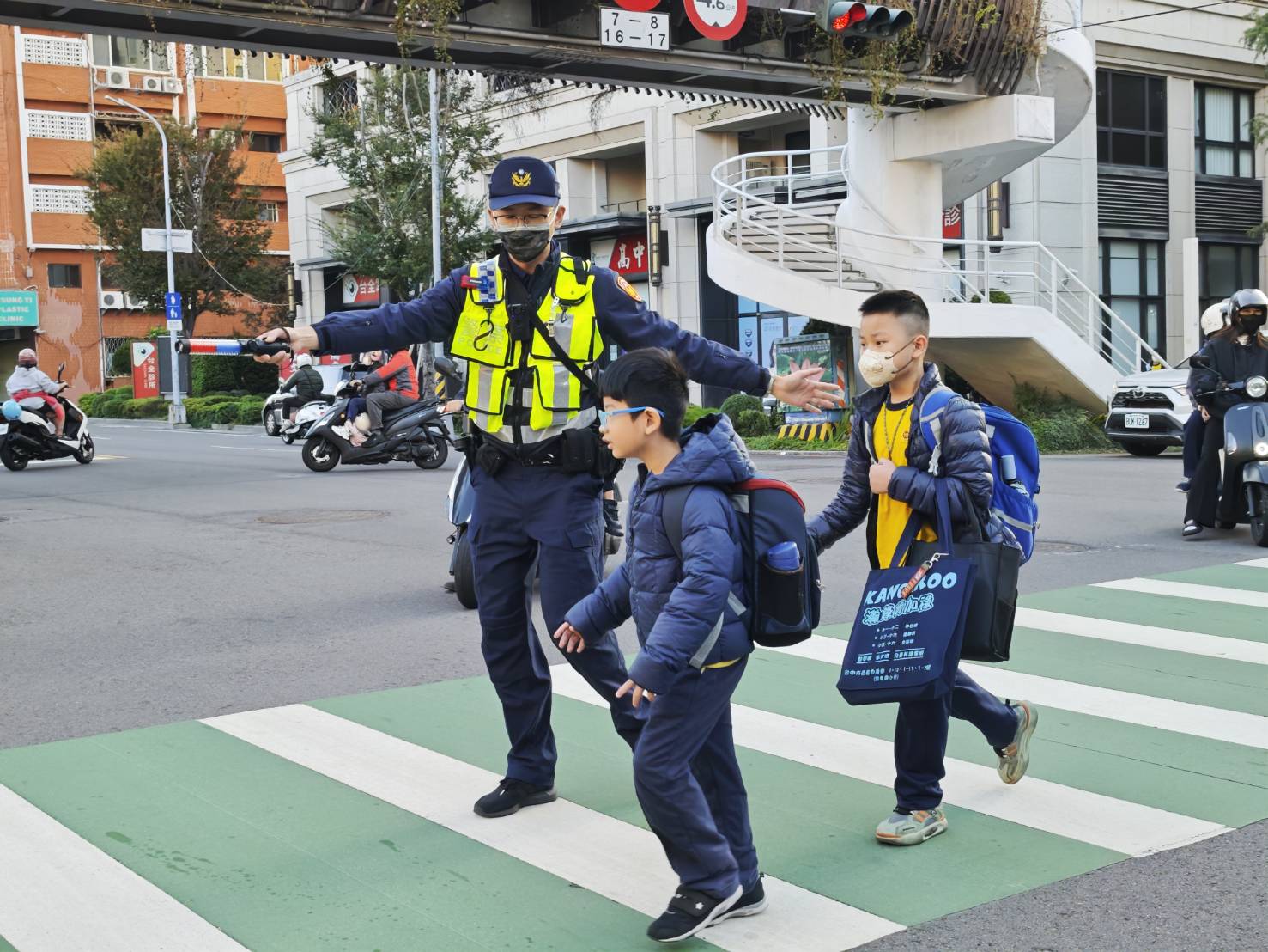 因應捷運治安事件 中市警「全面強化護童勤務」守護通學安全 因應捷運治安事件 中市警「全面強化護童勤務」守護通學安全
