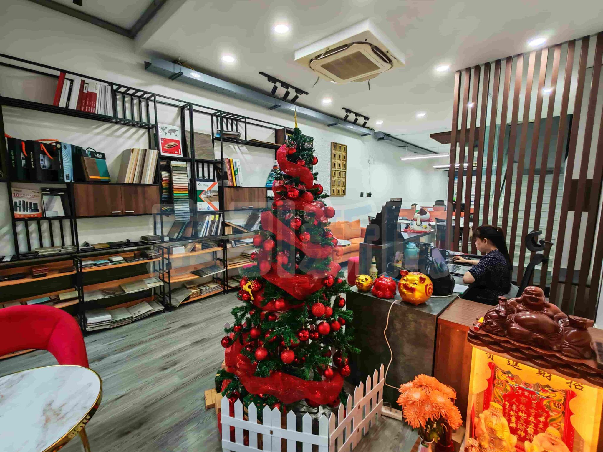 東協商會深耕越南 胡志明市啟用新據點 辦事處內部空間融合商務機能與在地文化,提供會員廠商進行商務對接(圖/東協商會拍攝)