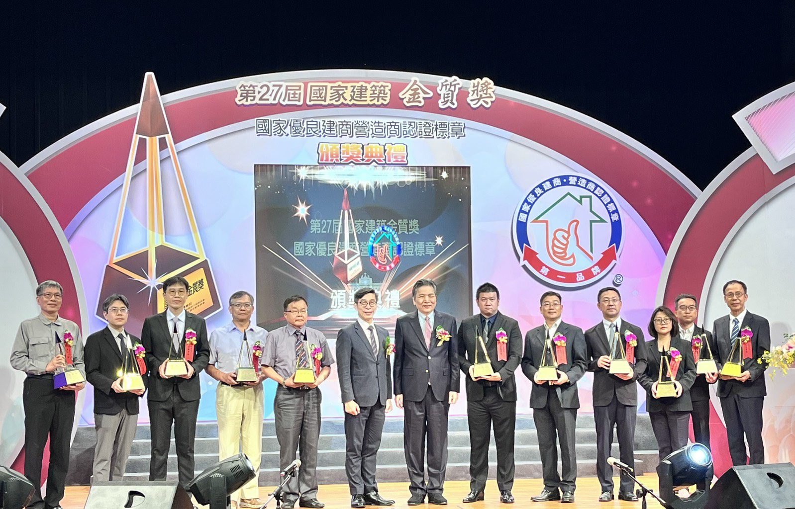 總統、副總統接見肯定 中市水利局多項工程勇奪國家建築與工程獎 總統、副總統接見肯定 中市水利局多項工程勇奪國家建築與工程獎