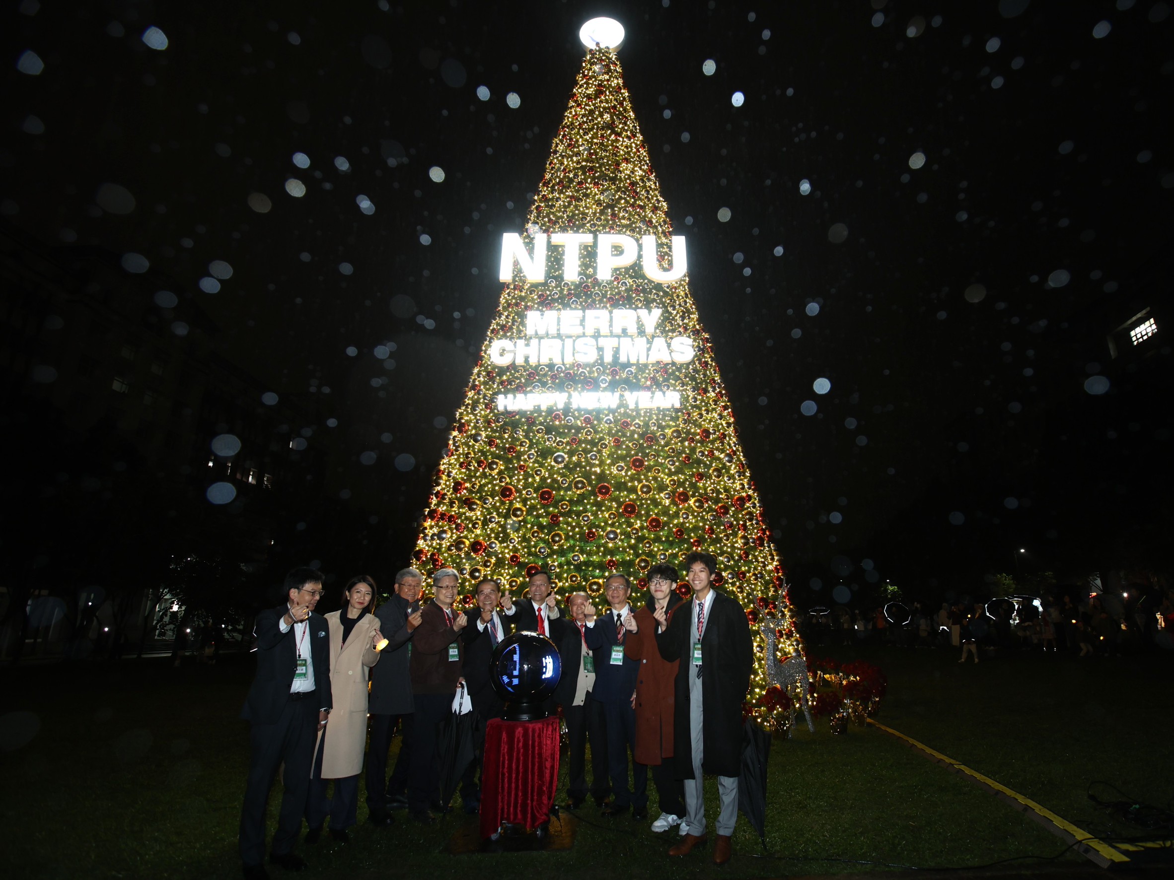 三峽最高最美聖誕樹登場 臺北大學攜手社區點亮「北大耶誕城」 4 %E8%87%BA%E5%8C%97%E5%A4%A7%E5%AD%B8%E4%BB%8A%E5%B9%B4%E7%9A%84%E8%81%96%E8%AA%95%E6%A8%B9%E7%82%BA%E4%B8%89%E5%B3%BD%E6%9C%80%E9%AB%98%E6%9C%80%E7%BE%8E