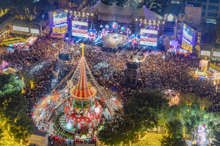 全臺最受矚目盛事 新北耶誕城45天740萬人次造訪 12 《圖說》系列活動高潮「巨星耶誕演唱會-The Greatest Show」更是精彩萬分,演唱會兩日統計共湧入超過40萬人次參與。〈觀旅局提供〉