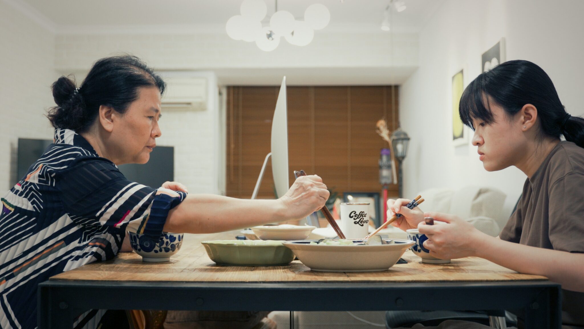 獲國際女性影展雙獎肯定《萬歲家庭》自揭童年創傷記憶裂隙