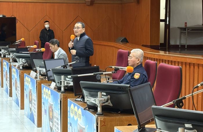 嚴密防護網守護跨年 新北動員500警力維安 28 《圖說》侯友宜市長主持「強化維安精進作為會議」,重申對暴力犯罪之嚴正立場,並指示針對即將登場的「閃耀新北 1314 跨河煙火」活動,全面提升維安等級,右為警察局長方仰寧。〈警察局提供〉