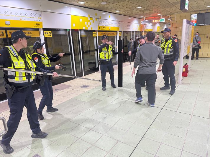 嚴密防護網守護跨年 新北動員500警力維安 29 《圖說》環狀線多重災害模擬演練二。〈警察局提供〉