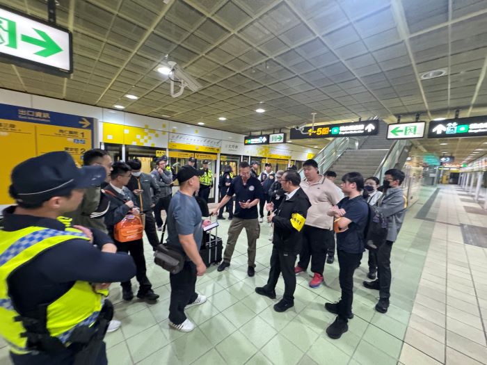 嚴密防護網守護跨年 新北動員500警力維安 30 《圖說》環狀線多重災害模擬演練三。〈警察局提供〉