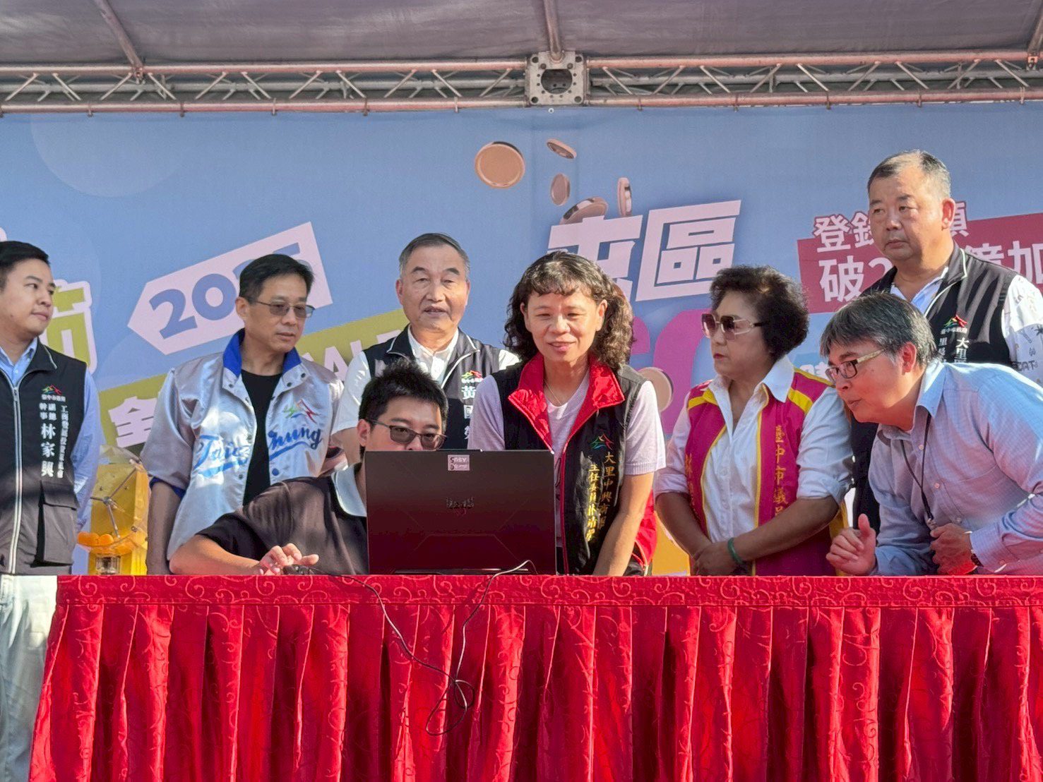 台中購物節登錄金額200億里程碑達成 第4個百萬現金幸運兒出爐! 台中購物節登錄金額200億里程碑達成 第4個百萬現金幸運兒出爐!