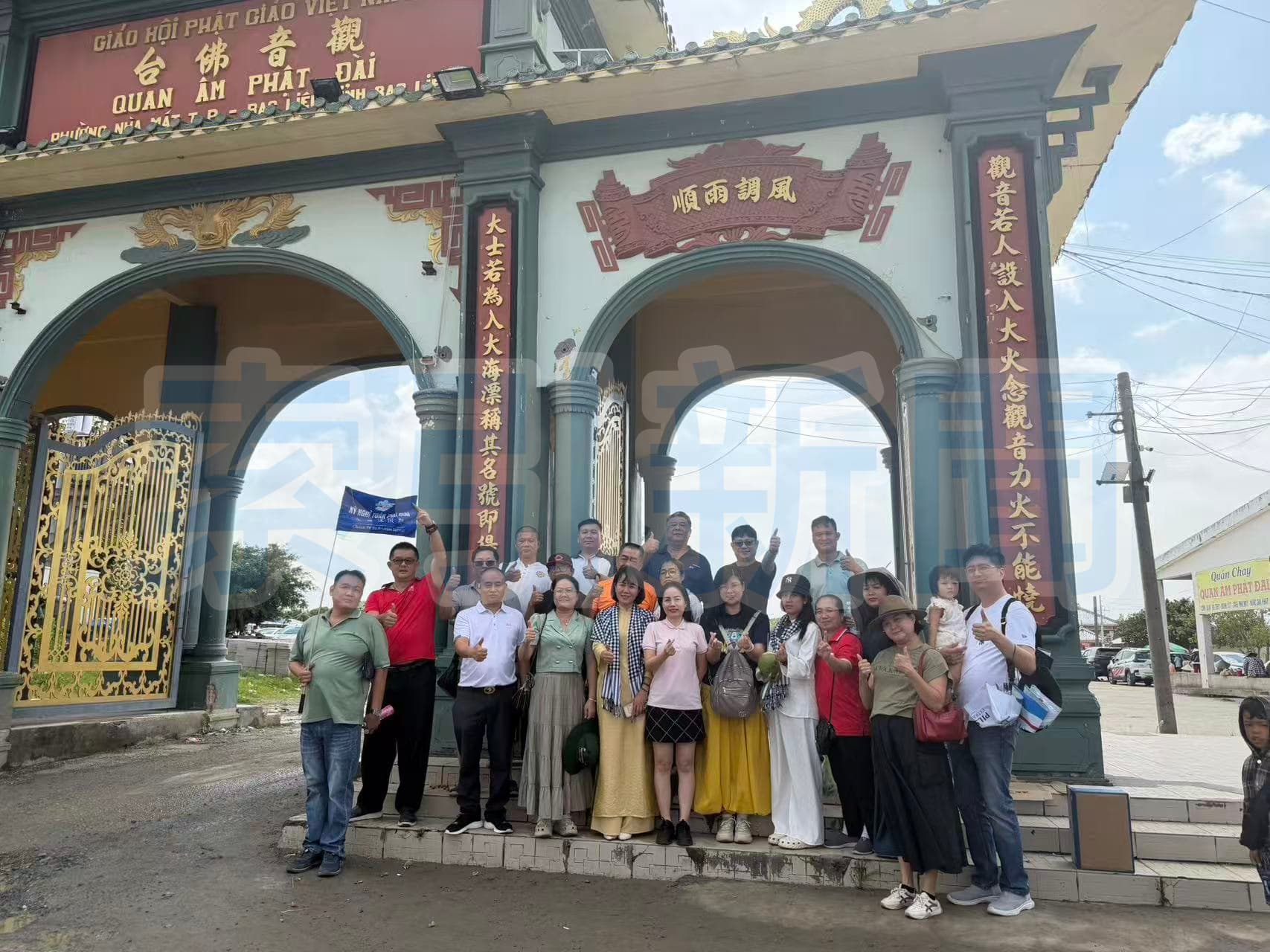 從生態旅遊到產業鏈對接 2025越南西南部商機考察團 圖說:第三天行程中,考察團來到薄遙當地知名的南海觀音寺,在莊嚴牌樓前合影留念,一邊感受佛教信仰與在地社群緊密相連的文化氛圍,一邊為這趟安江—朱篤—薄遙商務旅遊交流畫下溫暖句點(圖由越南全富佳旅行社提供)