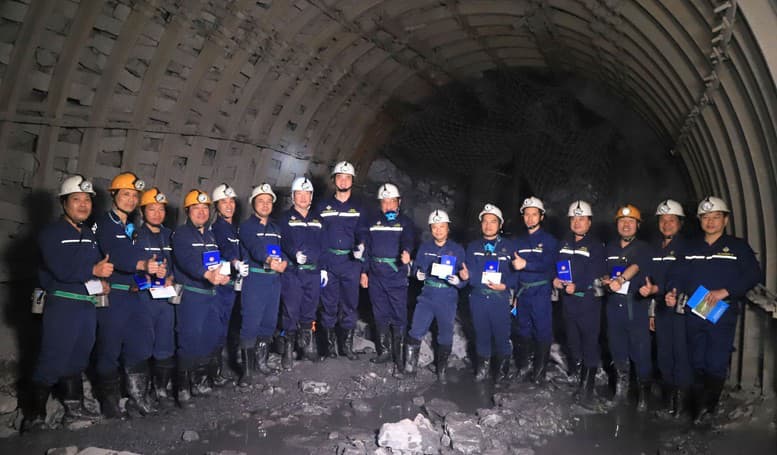 越南國企TKV拚2025年8%成長 台商能源鏈警示 TKV 礦業集團幹部與礦工在地下巷道合影,展現誓言完成 2025 年 8% 成長目標的決心(圖翻攝自baochinhphu)