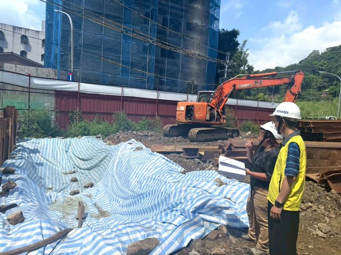 守護山坡地居住安全 新北強化巡檢工地防災 11 《圖說》新北市透過與專業技師公會合作建立定期巡查管理機制,展現在山坡地防災上「防患未然」的超前部署,圖為前往工地確認臨時性沉砂滯洪池清淤是否完成。〈農業局提供〉