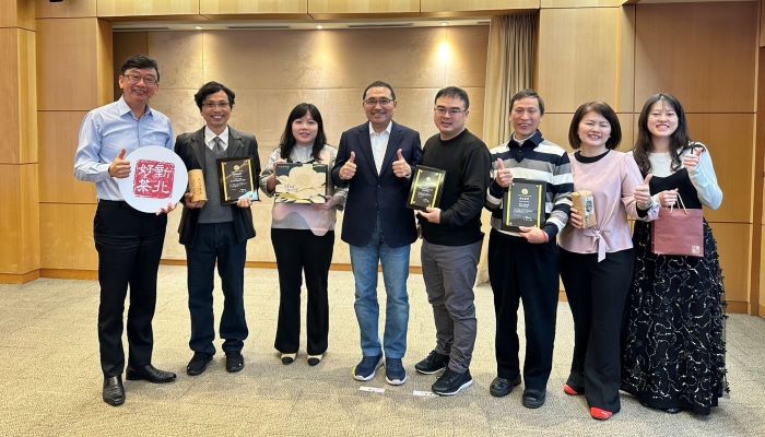 日本世界綠茶大賽 新北2最高金賞1金賞稱霸全國 7 《圖說》新北茶農獲得日本2025「世界綠茶大賽」2座最高金賞及1座金賞獎,獲獎數量全國第一,今日於市政會議獻獎,左一農業局長諶錫輝。〈農業局提供〉