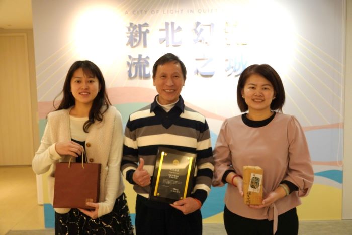 日本世界綠茶大賽 新北2最高金賞1金賞稱霸全國 8 《圖說》坪林區祥順茶行第三代蔡國祥(中)、柯天姿(右)夫婦攜手第四代蔡佩芹(左)共同經營,結合包種茶及懷舊復古美學設計,以「祥順・春韻包種」獲得日本2025世界綠茶大賽「最高金賞獎」獎項。〈農業局提供〉