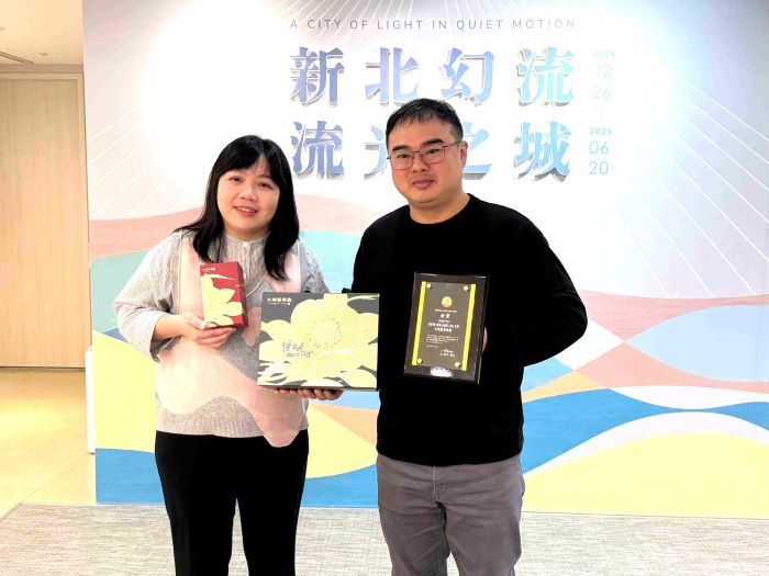 日本世界綠茶大賽 新北2最高金賞1金賞稱霸全國 10 《圖說》三峽區大埔製茶廠第三代陳宣和(右)與姜慧姿(左)夫婦聯手研發「椿月」茶語」,以橙茶與包種茶結合新北市花-山茶花的靈感設計,獲得日本2025世界綠茶大賽「金賞獎」獎項。〈農業局提供〉