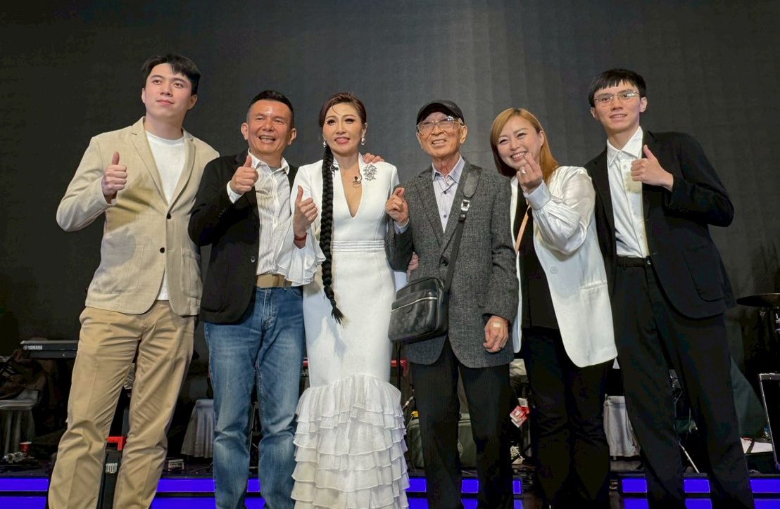 楊惠絜生日開唱 白冰冰到場相挺 爸爸 妹妹輪番上台合唱 楊惠絜生日開唱 白冰冰到場相挺 爸爸 妹妹輪番上台合唱