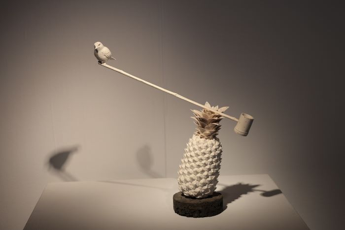 陶博館國際駐村典藏展 屋瓦植物水果皆是故事 5 《圖說》韓國陶藝家孟昱《平衡18-1》,以鳳梨支撐小鳥詮釋自然平衡與環保意義。〈陶博館提供〉