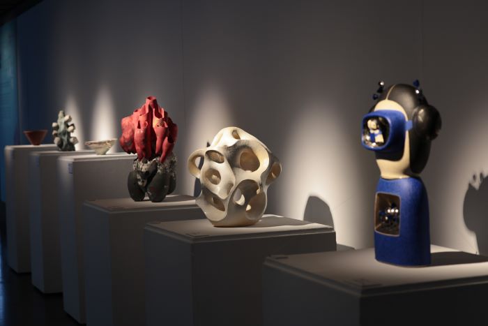 陶博館國際駐村典藏展 屋瓦植物水果皆是故事 6 《圖說》「自然的永續之境」國際駐村藝術家典藏展,21件作品濃縮鶯歌日常觀察。〈陶博館提供〉