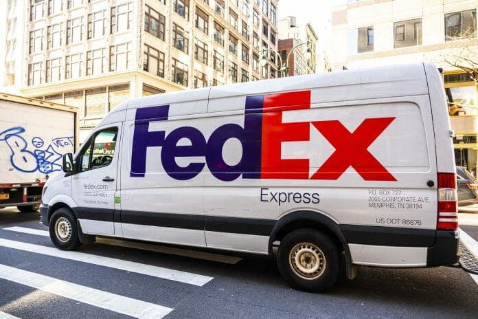 馬來西亞電商節推高年底消費 台商倉儲物流迎考 FedEx 物流車穿梭市區街頭,反映在雙 11、黑色星期五等電商促銷帶動下,馬來西亞年終網購與跨境包裹量同步飆升(圖翻攝自businesstoday)