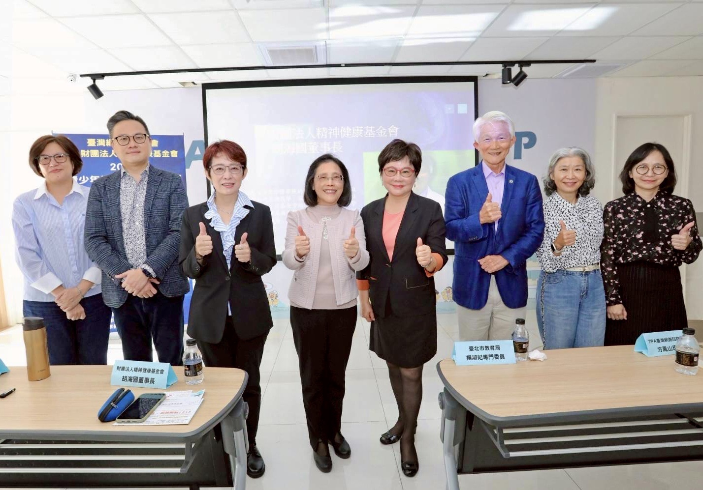 (左至右) 政大新聞研究所方念萱副教授、中華民國兒童福利聯盟李宏文副處長、台北市國中學生家長會聯合會張珮琦榮譽總會長，教育局楊淑妃專門委員、臺灣網路防謢協會方鳳山理事長、精神健康基金會胡海國董事長、台大外文系鍾玉珏講師、張老師東區服務中心陳姝婷主任。(記者翻攝)