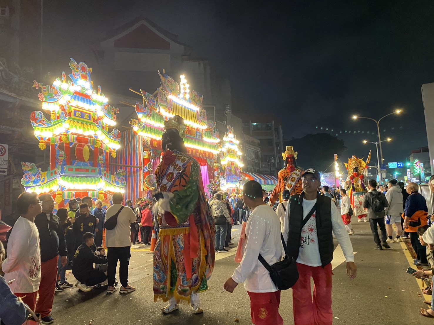 【艋舺青山宮170週年】三天暗訪遶境活動首日人潮鑽動超盛大!爐主林傑森席開50桌敬謝靈安尊王 暗訪遶境活動首日人潮鑽動超盛大!(記者 包克明攝)