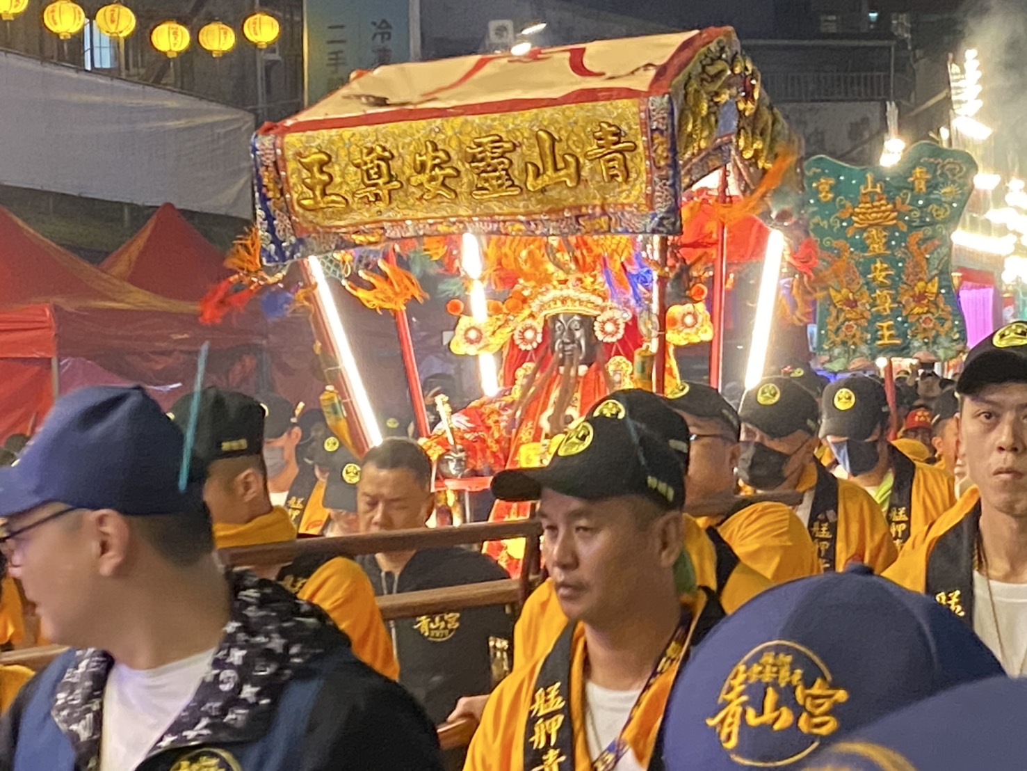 【艋舺青山宮170週年】三天暗訪遶境活動首日人潮鑽動超盛大!爐主林傑森席開50桌敬謝靈安尊王 艋舺青山宮主祀靈安尊王暗訪遶境,賜福善信闔家平安。(記者 包克明攝)