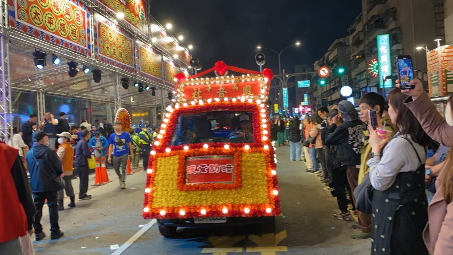 【艋舺青山宮170週年】三天暗訪遶境活動首日人潮鑽動超盛大!爐主林傑森席開50桌敬謝靈安尊王 艋舺青山宮主祀靈安尊王夜查暗訪活動前導車。(記者 包克明攝)