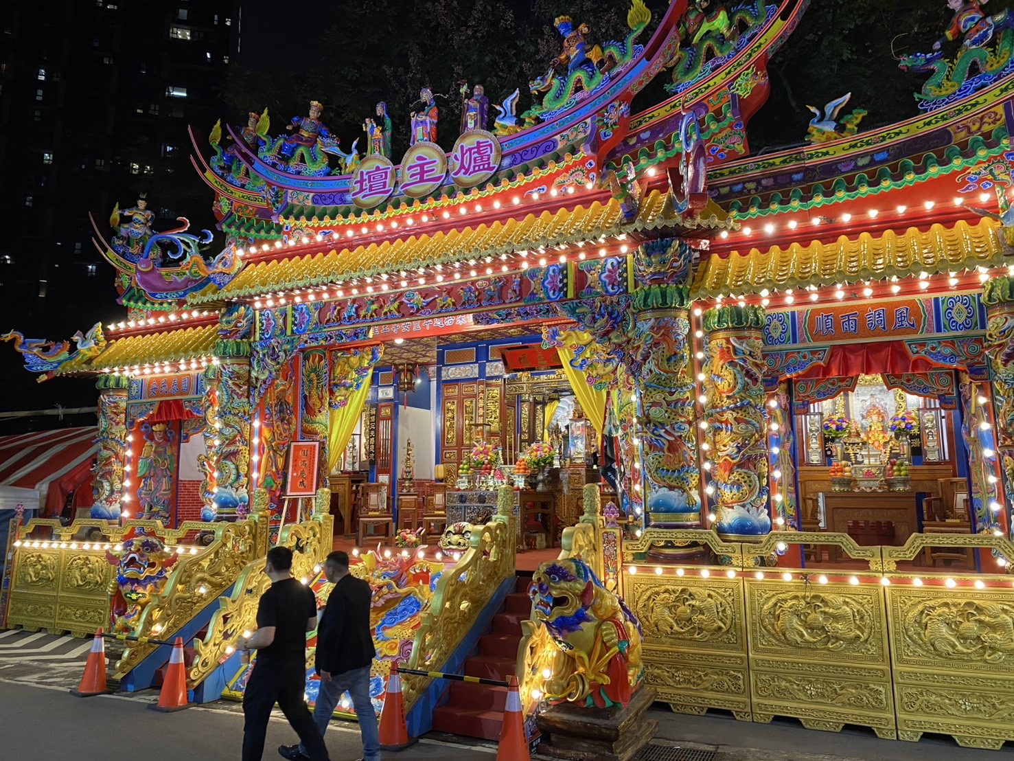 【艋舺青山宮170週年】三天暗訪遶境活動首日人潮鑽動超盛大!爐主林傑森席開50桌敬謝靈安尊王 爐主「方場家具」董事長林傑森席開50桌熱情款待參與遶境的隊伍與信眾。(記者 包克明攝)