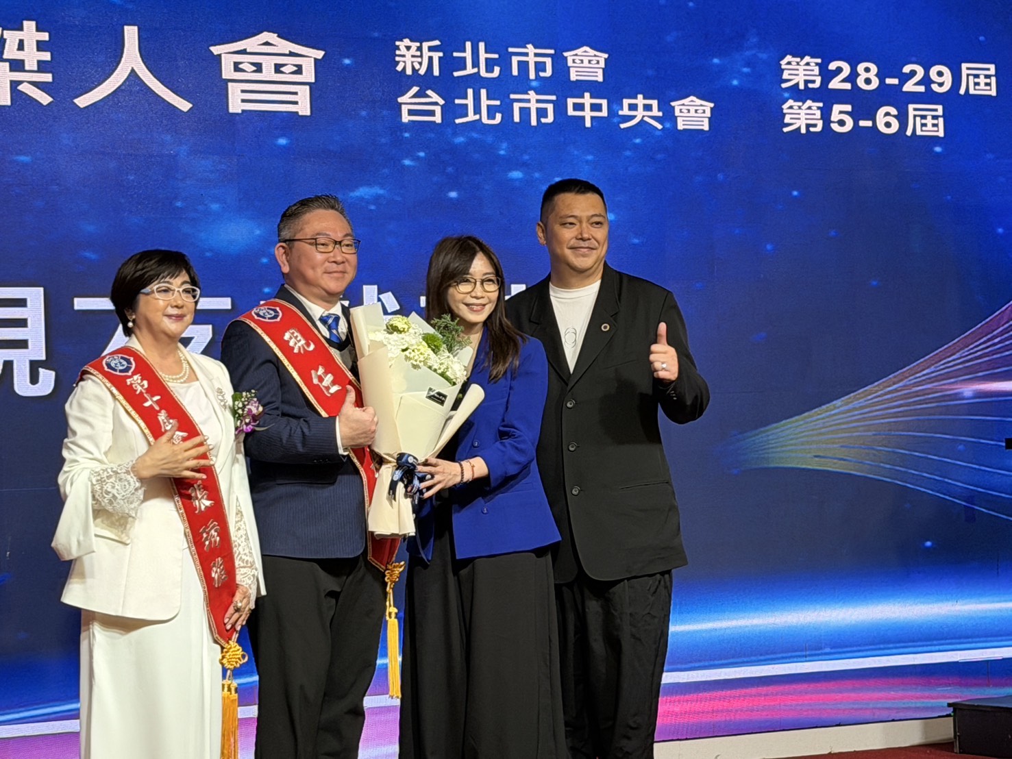 謝振維接掌國際傑人會新北市會 徐若瑄榮獲「榮譽會友」傳遞平安祝福 徐若瑄獲頒國際傑人會新北市會榮譽會友,徐若瑄胞姊(右2)代表出席領獎。(記者翻攝)