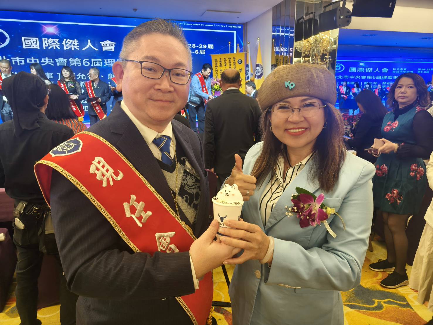 謝振維接掌國際傑人會新北市會 徐若瑄榮獲「榮譽會友」傳遞平安祝福 民眾黨立委麥玉珍親自到場祝賀新任會長謝振維。(記者翻攝)