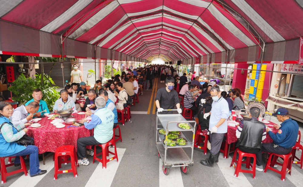 全世界永靖人的家庭日 「謝平安家年華」萬人齊聚呷平安 30 01%E4%BB%8A%E5%B9%B4%E7%9A%84%E3%80%8C%E6%A2%85%E8%8A%B1%E5%B9%B3%E5%AE%89%E5%AE%B4%E3%80%8D%E6%9B%B4%E6%98%AF%E7%9B%9B%E6%B3%81%E7%A9%BA%E5%89%8D%EF%BC%8C%E5%B8%AD%E9%96%8B338%E6%A1%8C%EF%BC%8C%E5%89%B5%E4%B8%8B%E6%AD%B7%E5%B9%B4%E6%96%B0%E9%AB%98%E3%80%82%E5%9C%96%E9%A0%82%E6%96%B0%E5%92%8C%E5%BE%B7%E6%96%87%E6%95%99%E5%9F%BA%E9%87%91%E6%9C%83