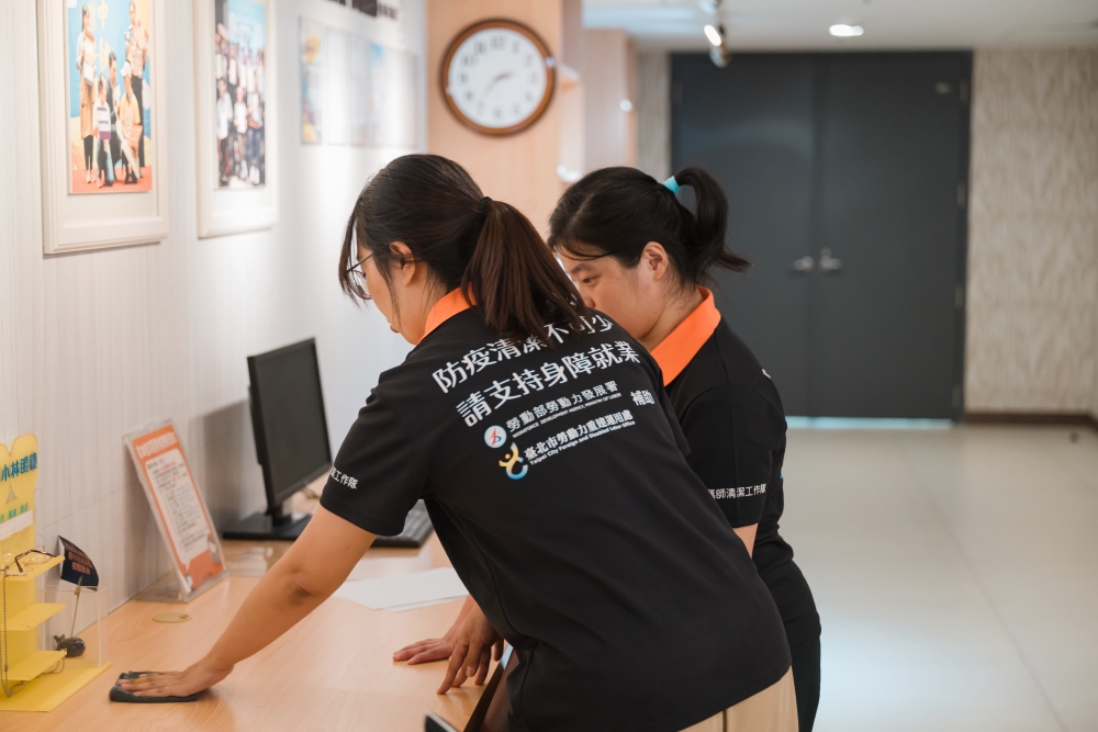 以信任為核心的支持系統 就業服務牽手同行 48 01%E5%BE%9E%E7%AC%AC%E4%B8%80%E7%B7%9A%E9%96%8B%E5%A7%8B%E7%90%86%E8%A7%A3%E9%9C%80%E6%B1%82%E8%94%A1%E4%BE%9D%E9%9D%9C%E8%88%87%E5%BA%87%E8%AD%B7%E5%93%A1%E5%B7%A5%E5%85%B1%E5%90%8C%E5%9F%B7%E8%A1%8C%E6%B8%85%E6%BD%94%E4%BD%9C%E6%A5%AD 1