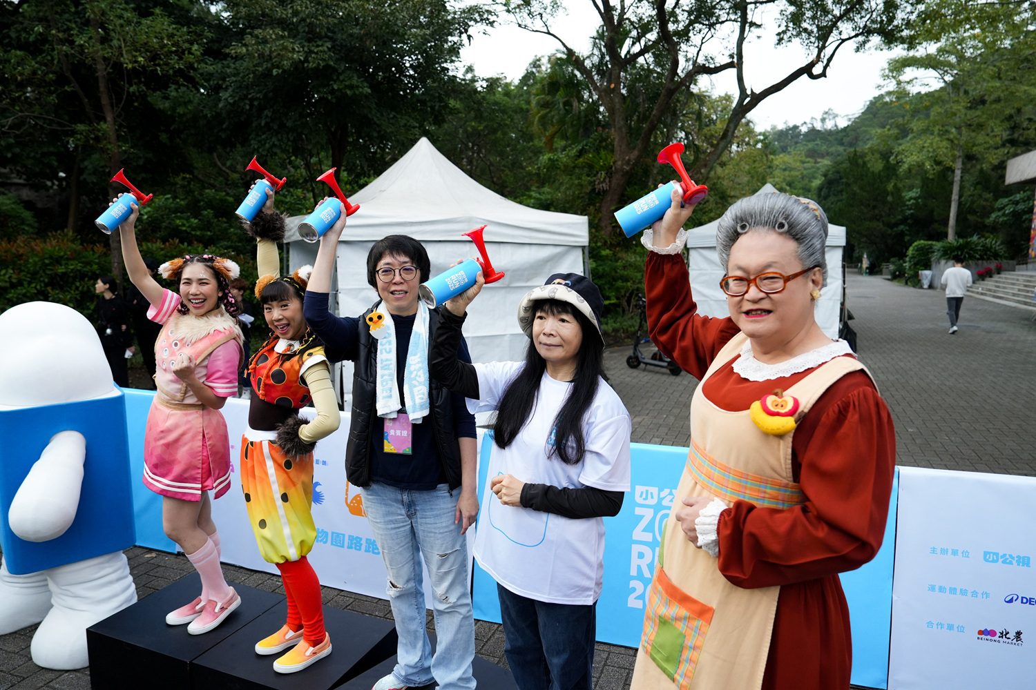 小公視動物園公益路跑 3500位大小朋友為保育動物而跑 百人動物扮裝團加油 小公視動物園公益路跑 3500位大小朋友為保育動物而跑 百人動物扮裝團加油