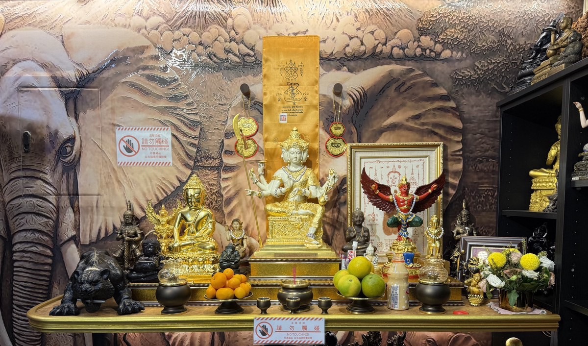 夢幻佛牌私人展示空間，以博物館級收藏方式呈現佛牌文化脈絡。（圖/夢幻佛牌 提供）