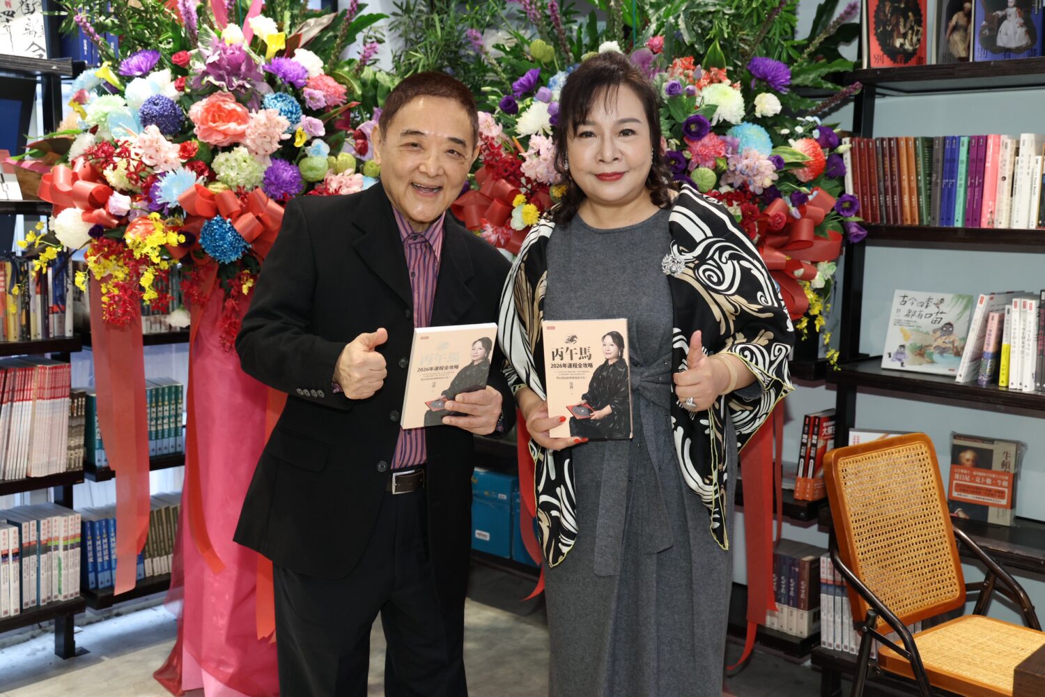 資深藝人小亮哥(左)也現身曼樺老師新書發表會現場。(圖/曼樺老師 提供)